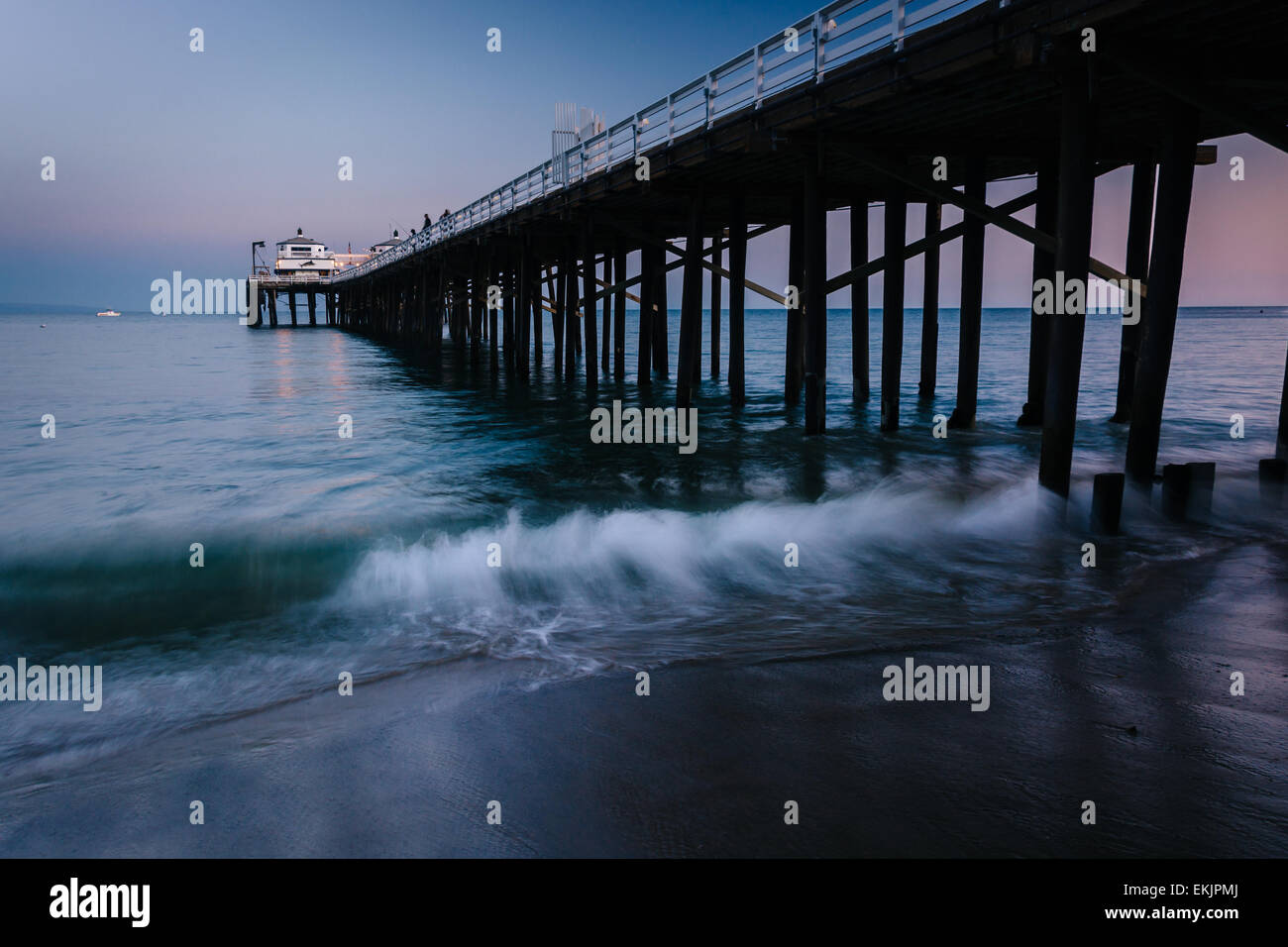 Le Malibu Pier au crépuscule, à Malibu, en Californie. Banque D'Images