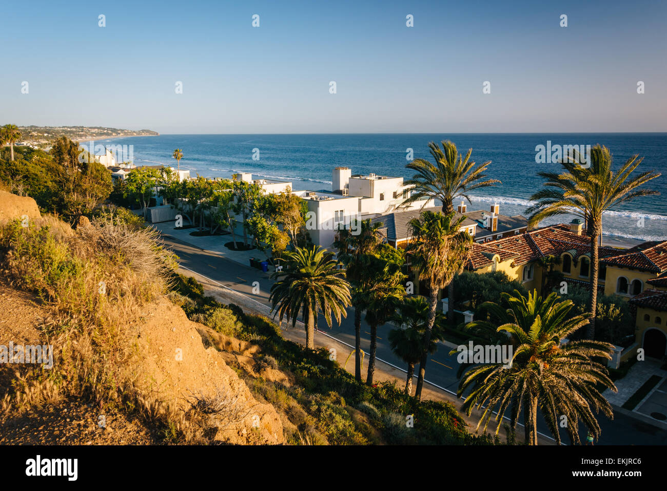 Vue sur les maisons et la côte du Pacifique, à Malibu, en Californie. Banque D'Images