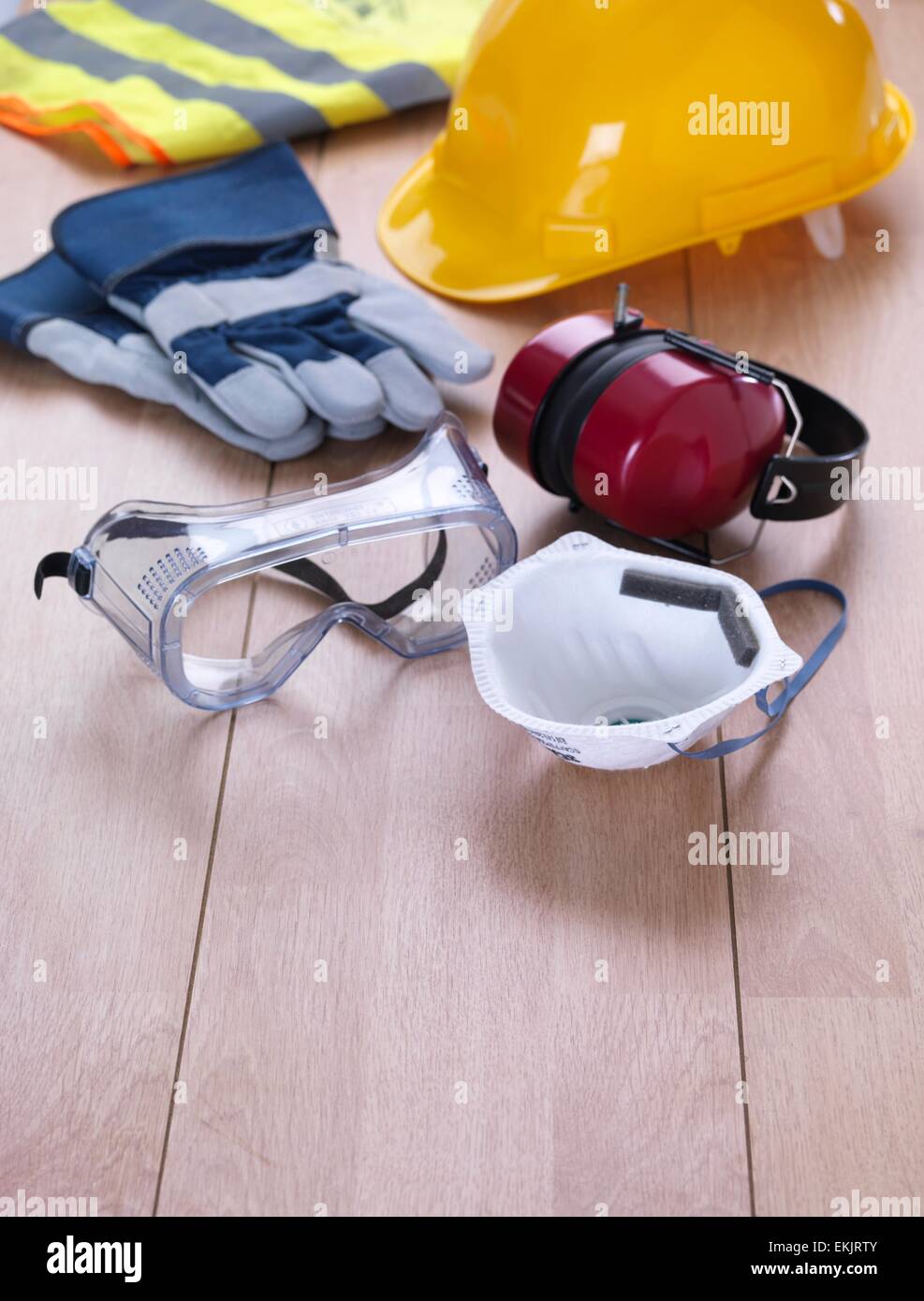 Masque, oreilles, construction, équipement, lunettes de protection, masque, lunettes, gilet fluorescent, gants, casque, la santé et la sécurité, gilet, lunettes de protection, lunettes de sécurité, casque de sécurité, petit groupe d'objets, studio shot, tabard, avec valve Banque D'Images