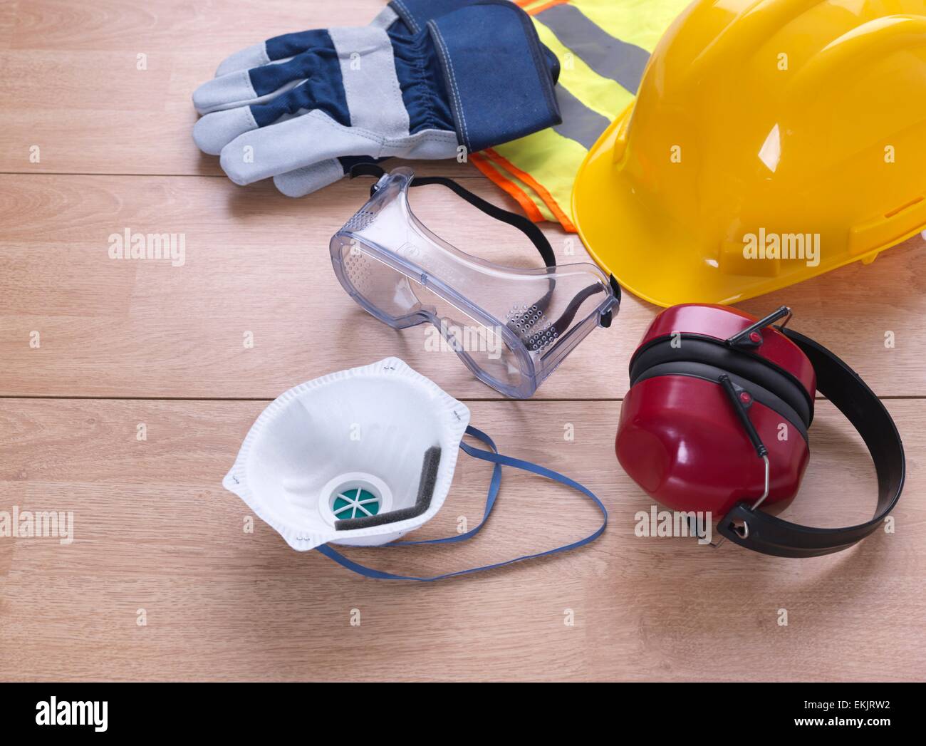 Masque, oreilles, construction, équipement, lunettes de protection, masque, lunettes, gilet fluorescent, gants, casque, la santé et la sécurité, gilet, lunettes de protection, lunettes de sécurité, casque de sécurité, petit groupe d'objets, studio shot, tabard, avec valve Banque D'Images