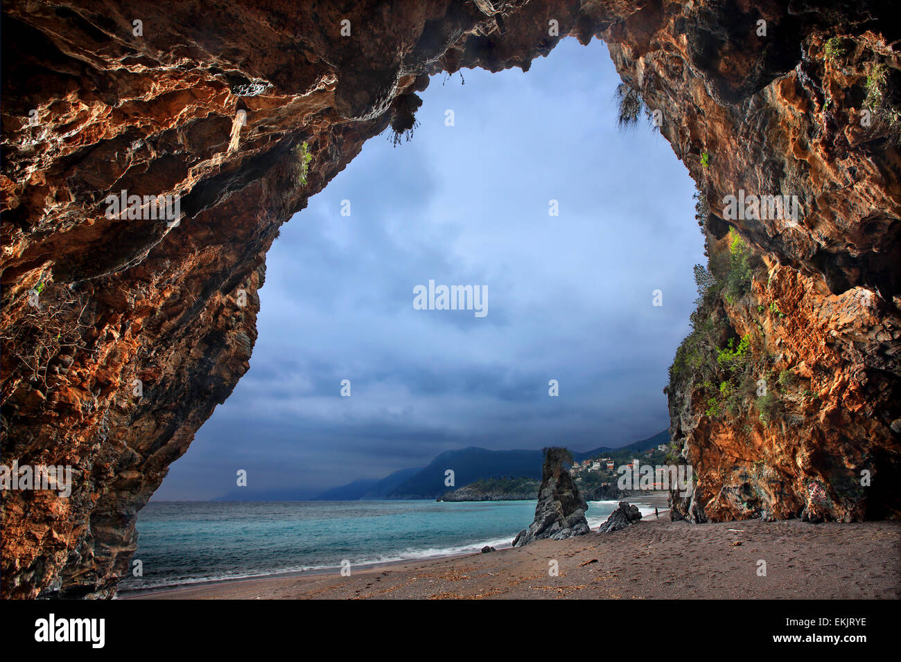 Caverne à impressionnante plage de Limnionas, Eubée centrale ('Euboea