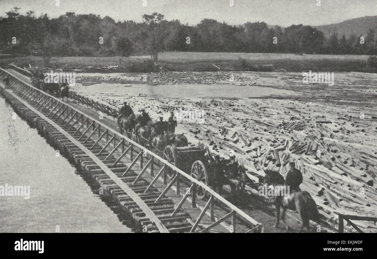 Le passage de l'artillerie à Valcarrier pontoon bridge Camp militaire, Québec, Canada, vers 1916 Banque D'Images