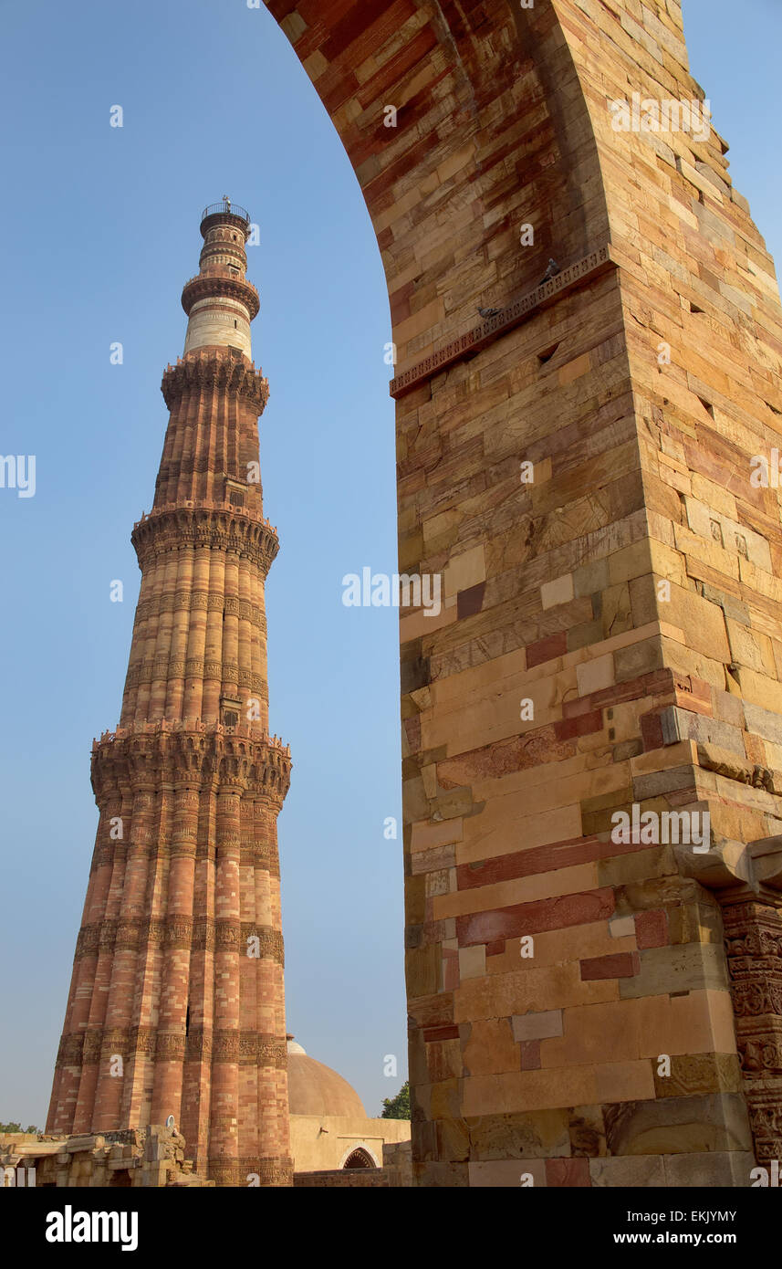 Qûtb Minâr tower vu par arch, complexe Qûtb Minâr, Delhi, Inde Banque D'Images