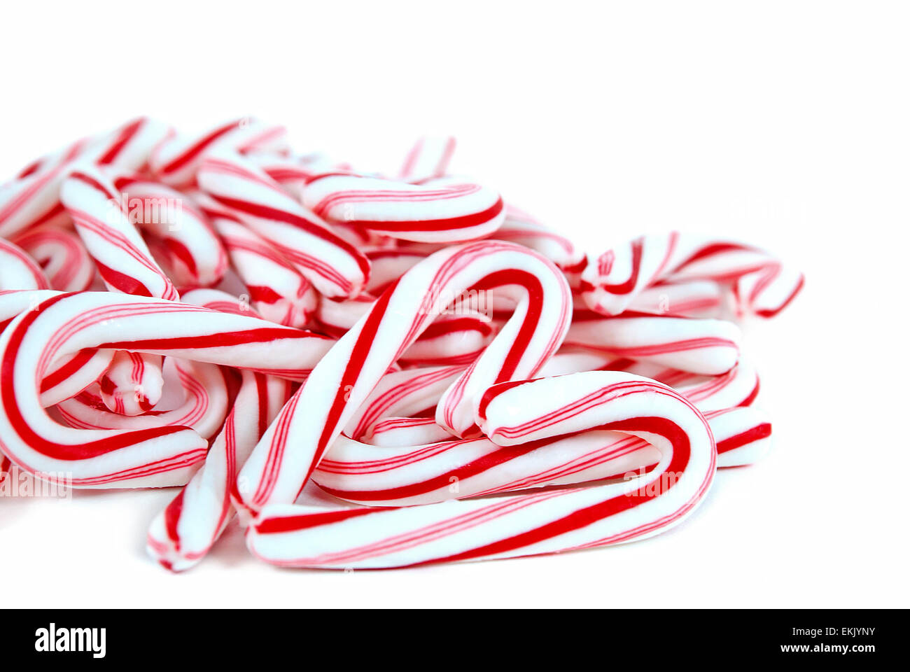 Candy Cane coeur isolé sur blanc. Banque D'Images