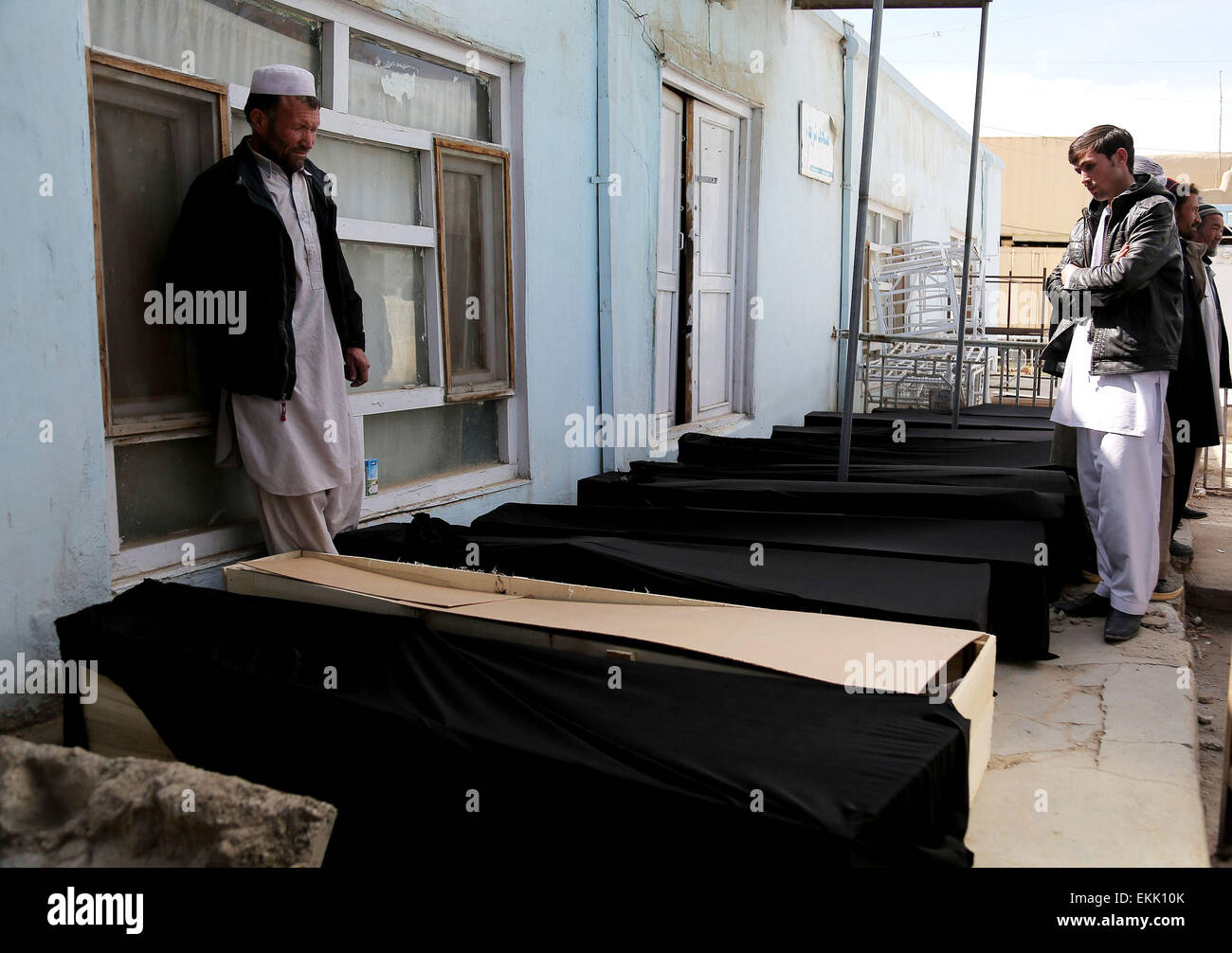 Ghazni, en Afghanistan. 10 avr, 2015. Afghans se réunissent autour de corps des victimes d'une bombe dans la province de Ghazni, Afghanistan, le 10 avril 2015. Une bombe a frappé un véhicule dans la province de Ghazni vendredi, tuant 12 civils à bord, adjoint au chef de la police provinciale Mohammad Ali Ahmadi a dit. Credit : Rahmat/Xinhua/Alamy Live News Banque D'Images