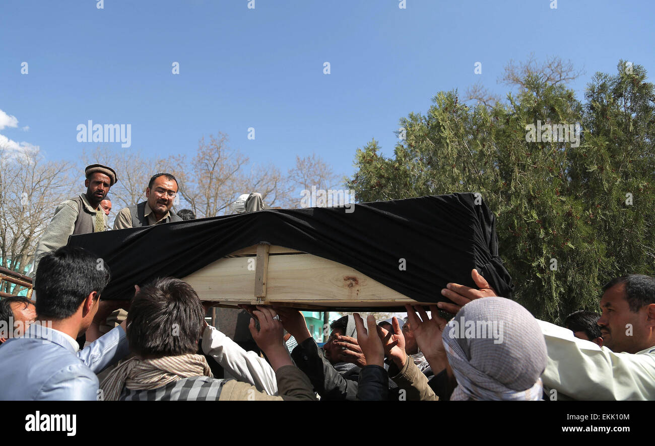 Ghazni, en Afghanistan. 10 avr, 2015. Afghans portent le corps d'une victime d'une bombe dans la province de Ghazni, Afghanistan, le 10 avril 2015. Une bombe a frappé un véhicule dans la province de Ghazni vendredi, tuant 12 civils à bord, adjoint au chef de la police provinciale Mohammad Ali Ahmadi a dit. Credit : Rahmat/Xinhua/Alamy Live News Banque D'Images