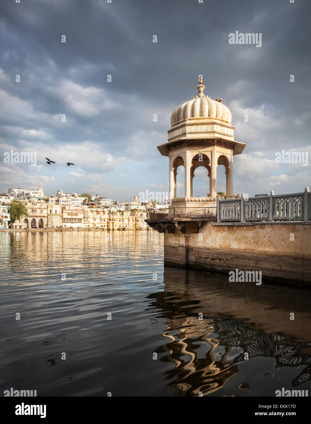 Tour blanche avec des arcs près du lac Pichola à ciel nuageux à Udaipur, Rajasthan, Inde Banque D'Images