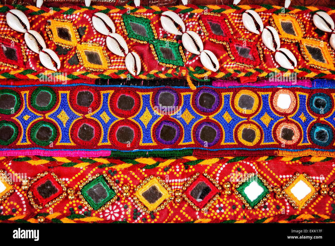 Ceintures ethniques colorés avec des miroirs et des obus sur marché dans le  Rajasthan, Inde Photo Stock - Alamy