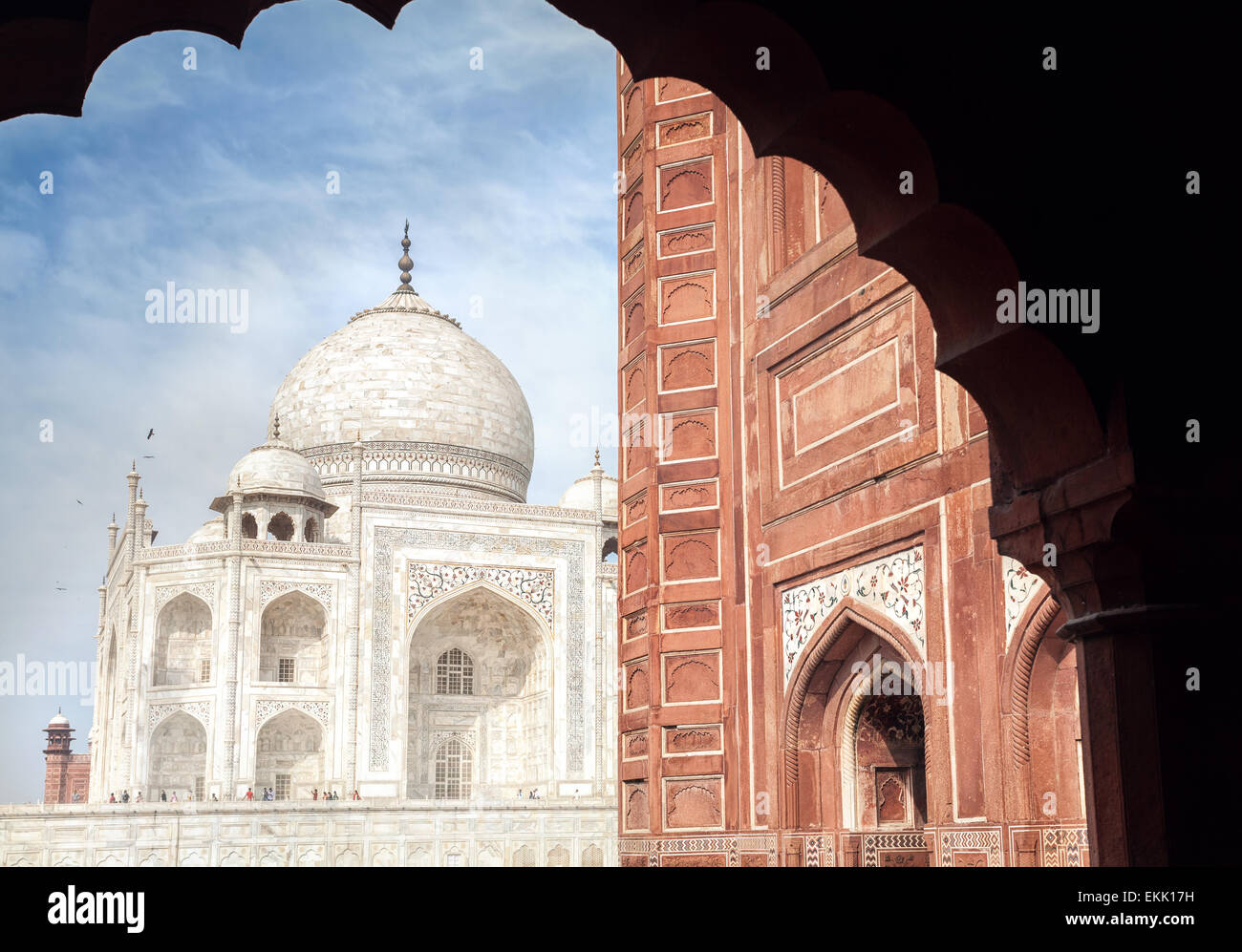 Taj Mahal tombe et la mosquée dans l'arc au ciel bleu à Agra, Uttar Pradesh, Inde Banque D'Images