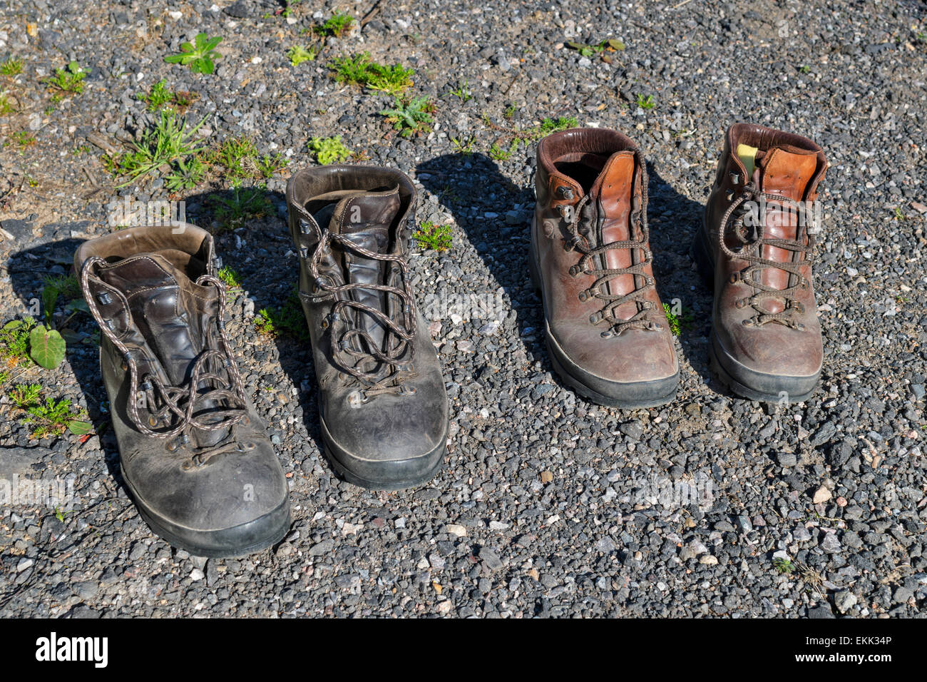Après la randonnée de deux paires de bottes poussiéreuses Banque D'Images