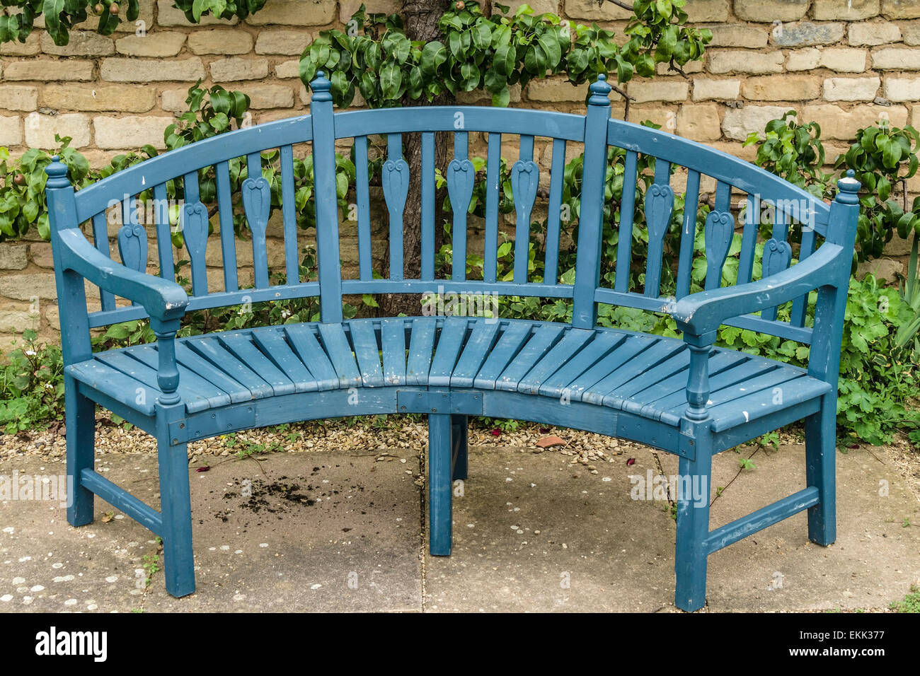 Banc de jardin en bois bleu siège en face de vieux mur de pierre, Château  Grimsthorpe, Bourne, Lincolnshire, Angleterre, Royaume-Uni Photo Stock -  Alamy