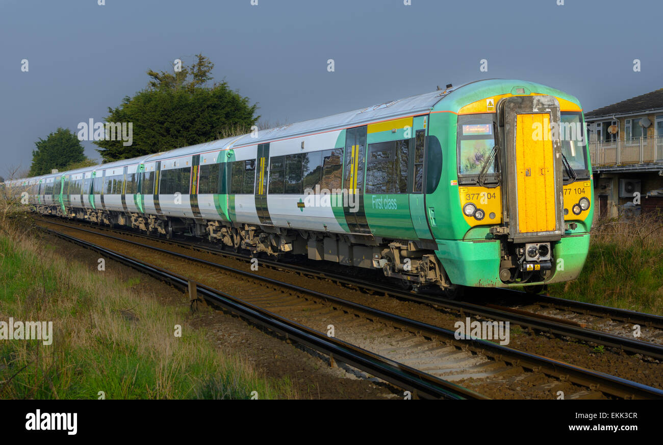 Southern Rail classe 377 Electrostar train dans le sud de l'Angleterre, Royaume-Uni. Train du sud. Trains du sud. Banque D'Images