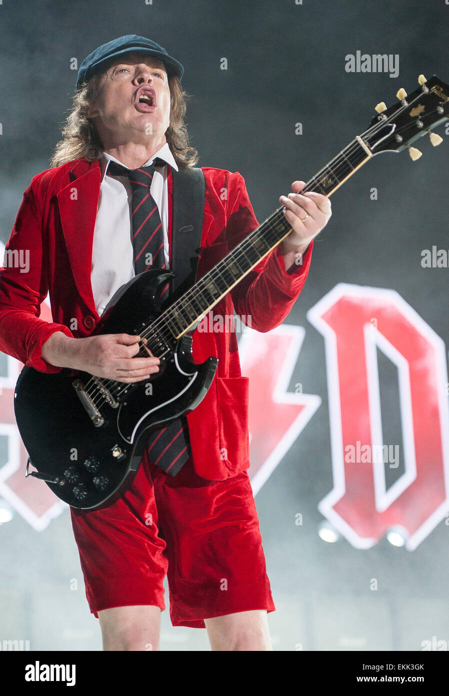 Indio, California, USA. 10 avril, 2015. ANGUS YOUNG, guitariste du groupe AC/DC il se produit dans le cadre de la Coachella 2015 Music & Arts Festival qui aura lieu à l'Empire Polo Field. Les trois jours du festival permettra d'attirer des milliers de fans pour voir une variété d'artiste sur cinq étapes différentes. Copyright 2015 Jason Moore. Crédit : Jason Moore/ZUMA/Alamy Fil Live News Banque D'Images