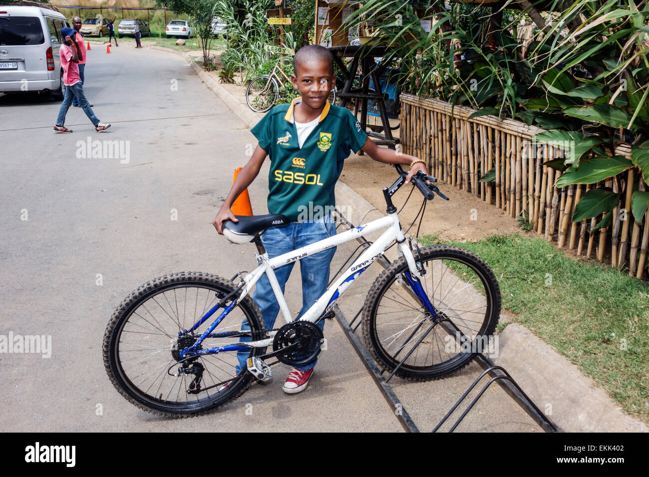 Johannesburg Afrique du Sud,Africain Soweto,Black Blacks Africains ethnie minoritaire,mâle garçon garçons lad lads enfant enfants enfants, vélos Banque D'Images