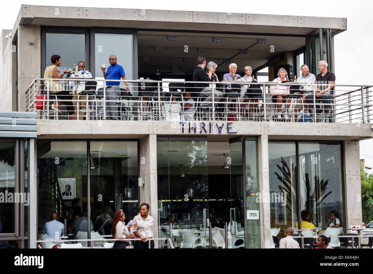 Johannesburg Afrique du Sud,Soweto,Vilakazi Street Precinct,THRIVE,restaurant restaurants restauration café cafés,Black man hommes, femme femmes, b Banque D'Images