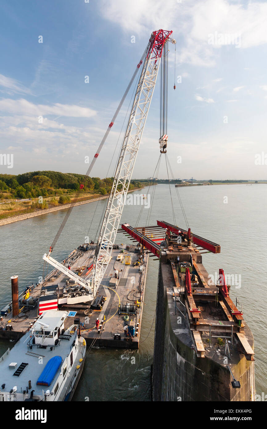 Grue flottante transportant une plate-forme pour soutenir la poutre-déconstruction du pont sur le Rhin, Allemagne Banque D'Images