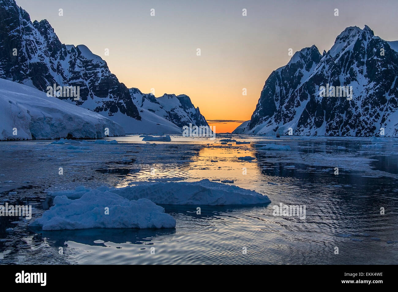 Brise-glace tourisme dans le paysage spectaculaire du Canal Lemaire sur la péninsule Antarctique dans l'Antarctique. Banque D'Images
