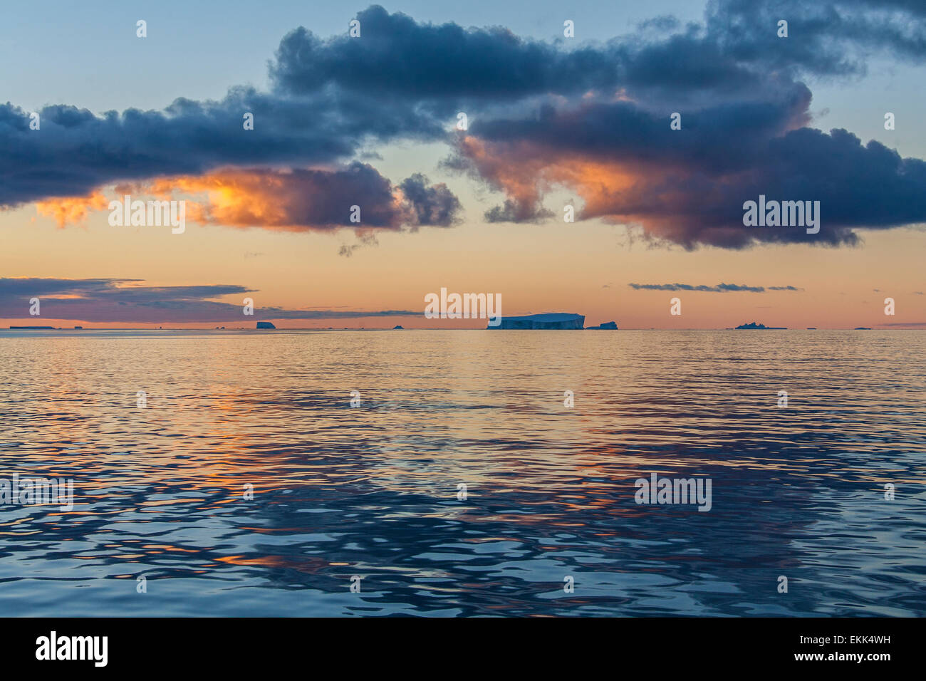 Le soleil de minuit sur les icebergs du Passage de Drake près de la péninsule Antarctique dans l'Antarctique. Banque D'Images