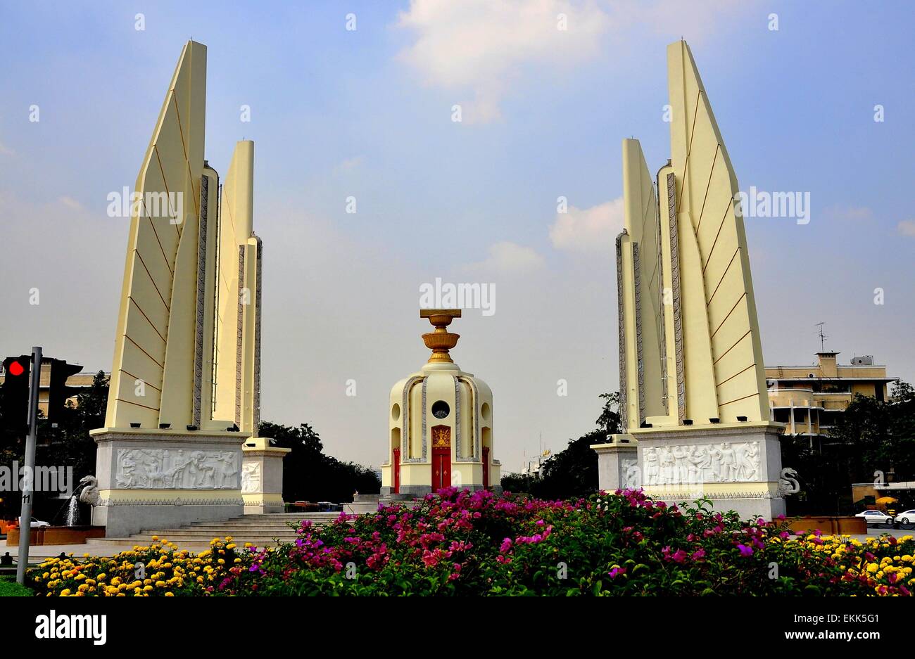 Bangkok, Thaïlande : l'art déco distinctif le Monument de la démocratie marque la fin de la monarchie absolue en 1932 Banque D'Images