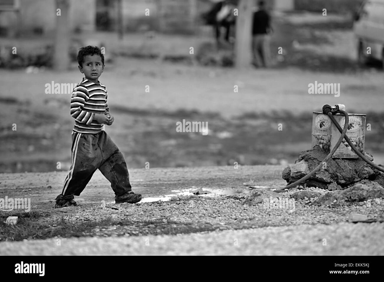 De nombreux enfants de retourner dans Konbane avec leurs parents. 3.4.2015, Kobane, Syrie Banque D'Images