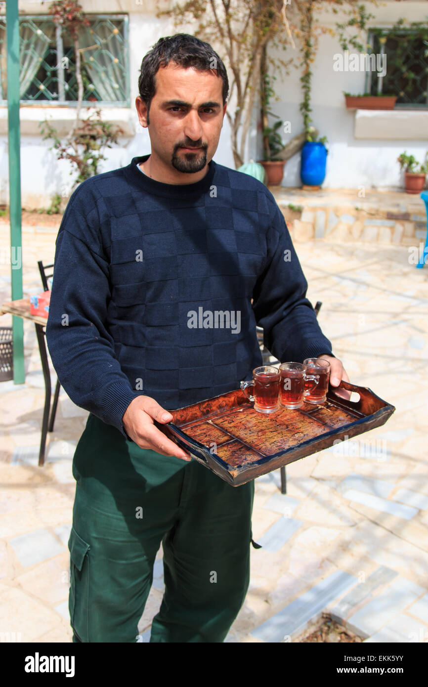 Amman, Jordanie - Mars 23,2015 : jordanien le thé aux touristes se rendant sur une maison locale Banque D'Images