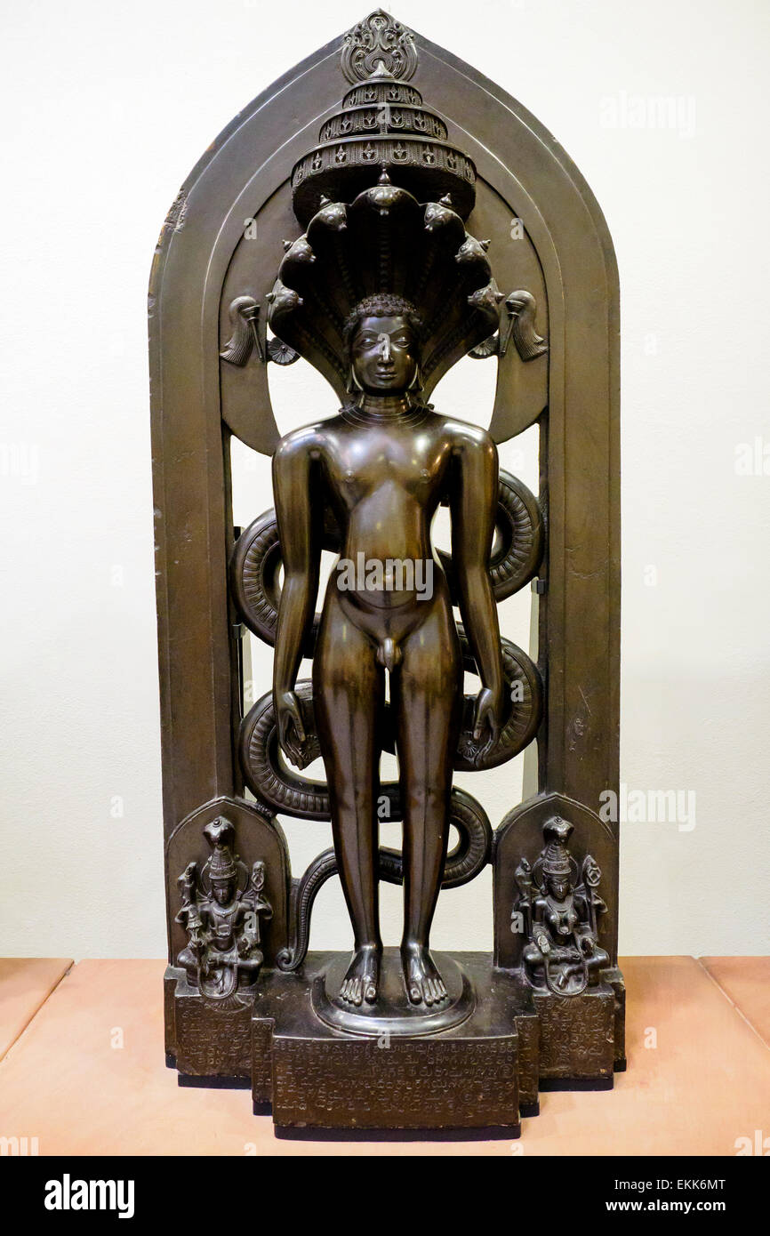 Le Jina Parshvanatha est le vecteur spirituel 23 Jina (1100-1200) schiste noir Inde du Sud (Deccan) Banque D'Images