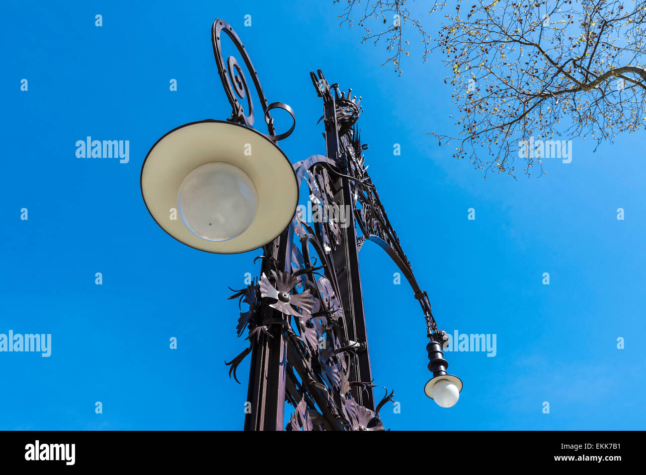 Lampadaire de style moderniste, construit en 1906 et récemment restauré dans le Passeig de Gracia, Barcelone, Catalogne, Espagne Banque D'Images