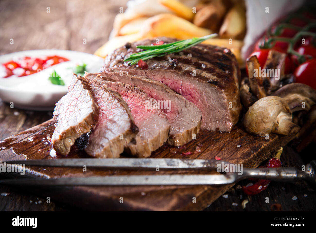 Délicieux steak de boeuf sur la table en bois, close-up Banque D'Images