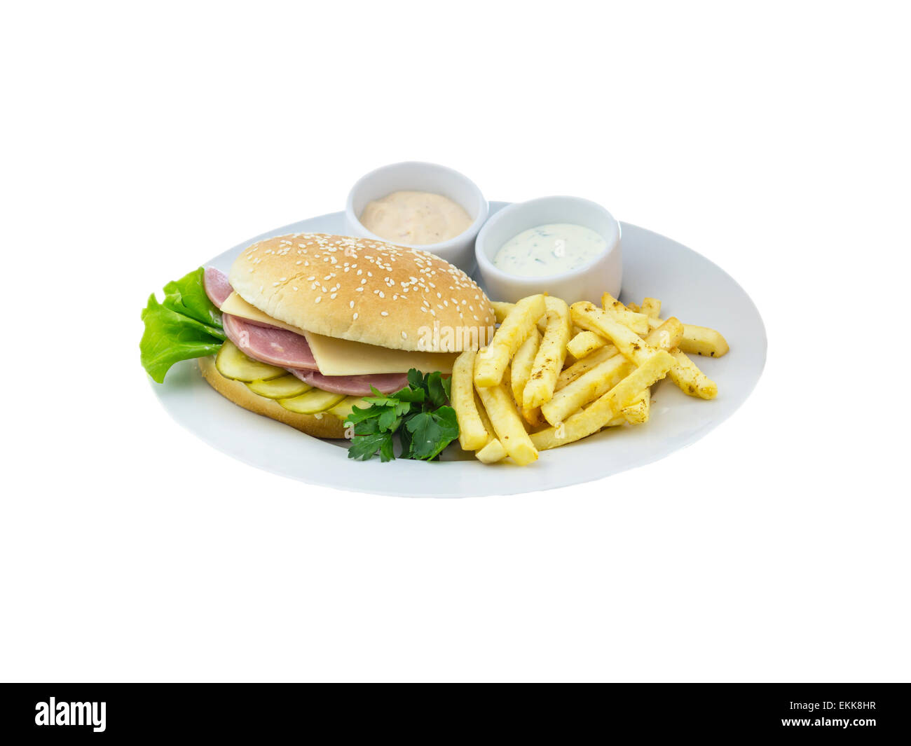 La grande cheeseburger avec pomme de terre et la sauce sur un fond isolé Banque D'Images