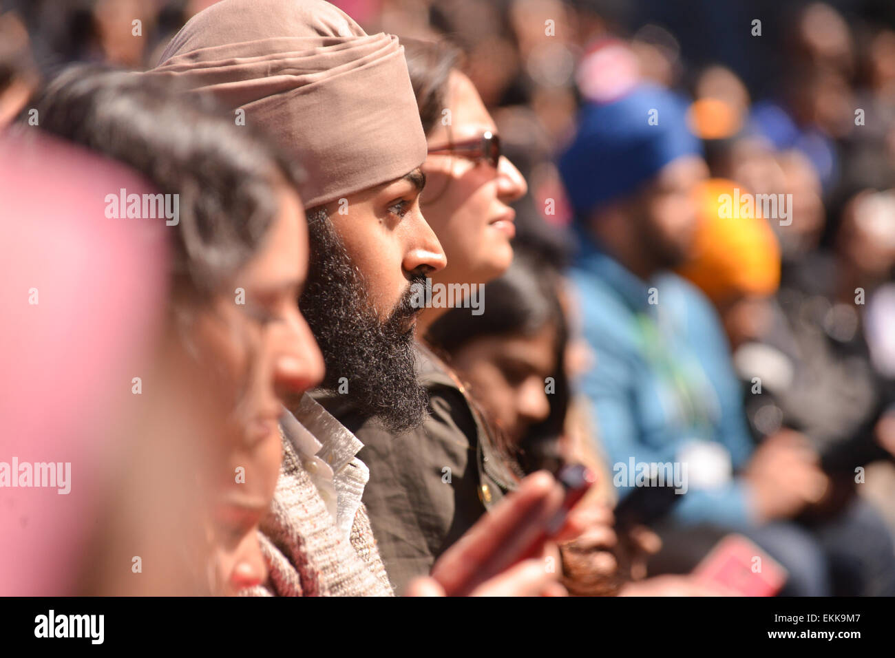 City Hall, London, UK. 11 avril 2015. Les Sikhs célébrer Vaisakhi Nouvelle année hors de l'Hôtel de ville dans le centre de Londres, avec musique, danse, démonstrations de liage turban et d'arts martiaux s'affiche. Crédit : Matthieu Chattle/Alamy Live News Banque D'Images