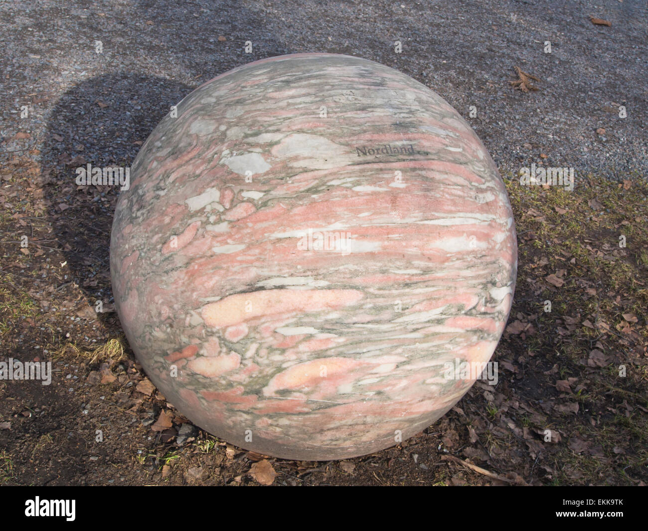 Parc Klosterenga à Gronland Oslo Norvège a un globe de pierre de chaque comté norvégien, ici en rouge Nordland Banque D'Images