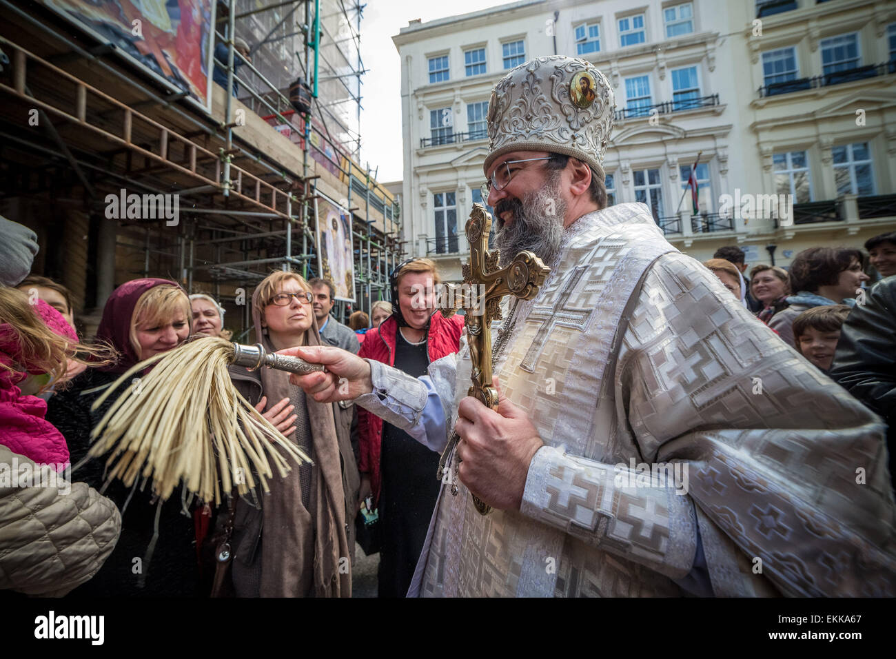 La base britannique russes et d'autres chrétiens orthodoxes de l'est de recueillir à l'extérieur de l'église Russe, Diocèse de Sourozh, à Londres, avec leurs paniers de Pâques (Easter) contenant les œufs décorés et des gâteaux pour recevoir des bénédictions de Pâques par Mgr Elisey de Sourozh sur grand samedi. Banque D'Images