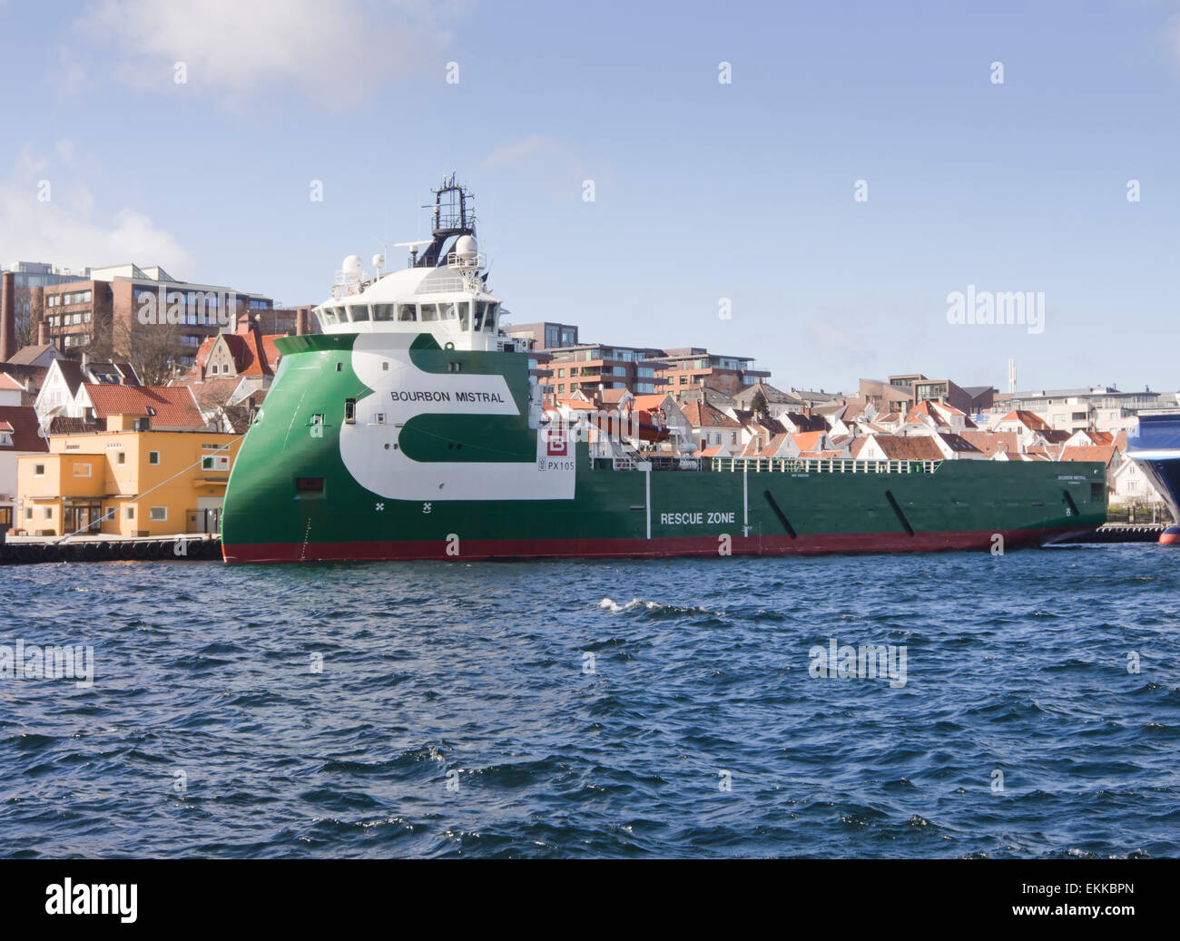 Port de Stavanger en plein milieu de la ville a des visites fréquentes par les navires d'approvisionnement de l'industrie pétrolière moderne Banque D'Images