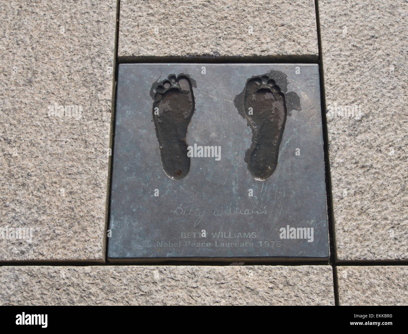 Empreintes de lauréats du prix Nobel de la paix, en bronze et placée sur la promenade du port de Stavanger Norvège Betty Williams 1977 Banque D'Images