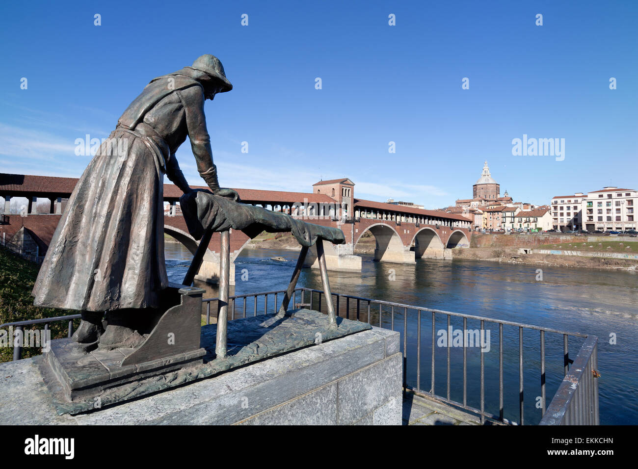 Pavia, Italie du Nord : blanchisseuse statue et Pont couvert sur la rivière Tessin Banque D'Images