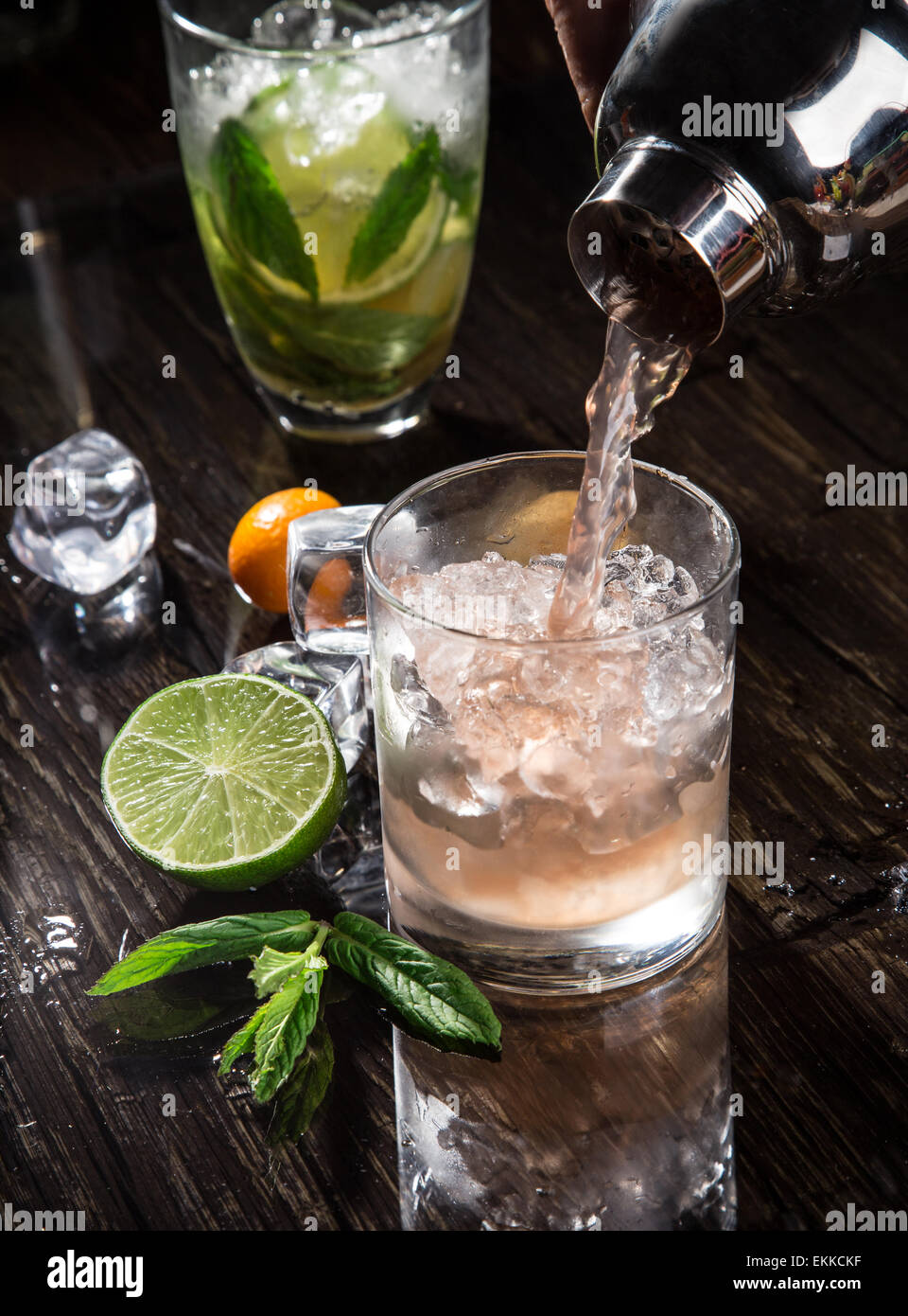 Verser le cocktail dans un verre, close-up. Banque D'Images