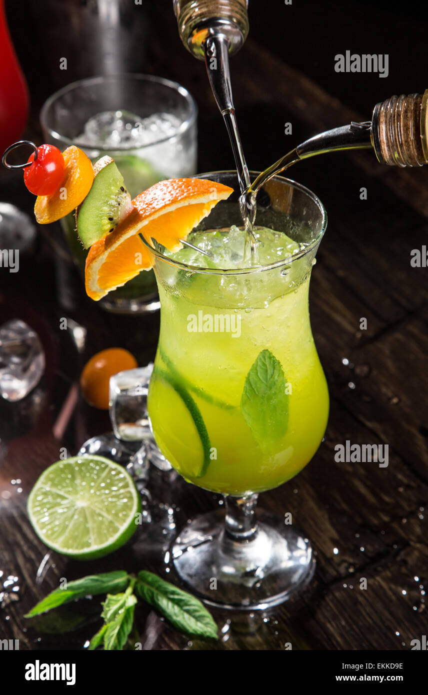 Verser le cocktail dans un verre, close-up. Banque D'Images