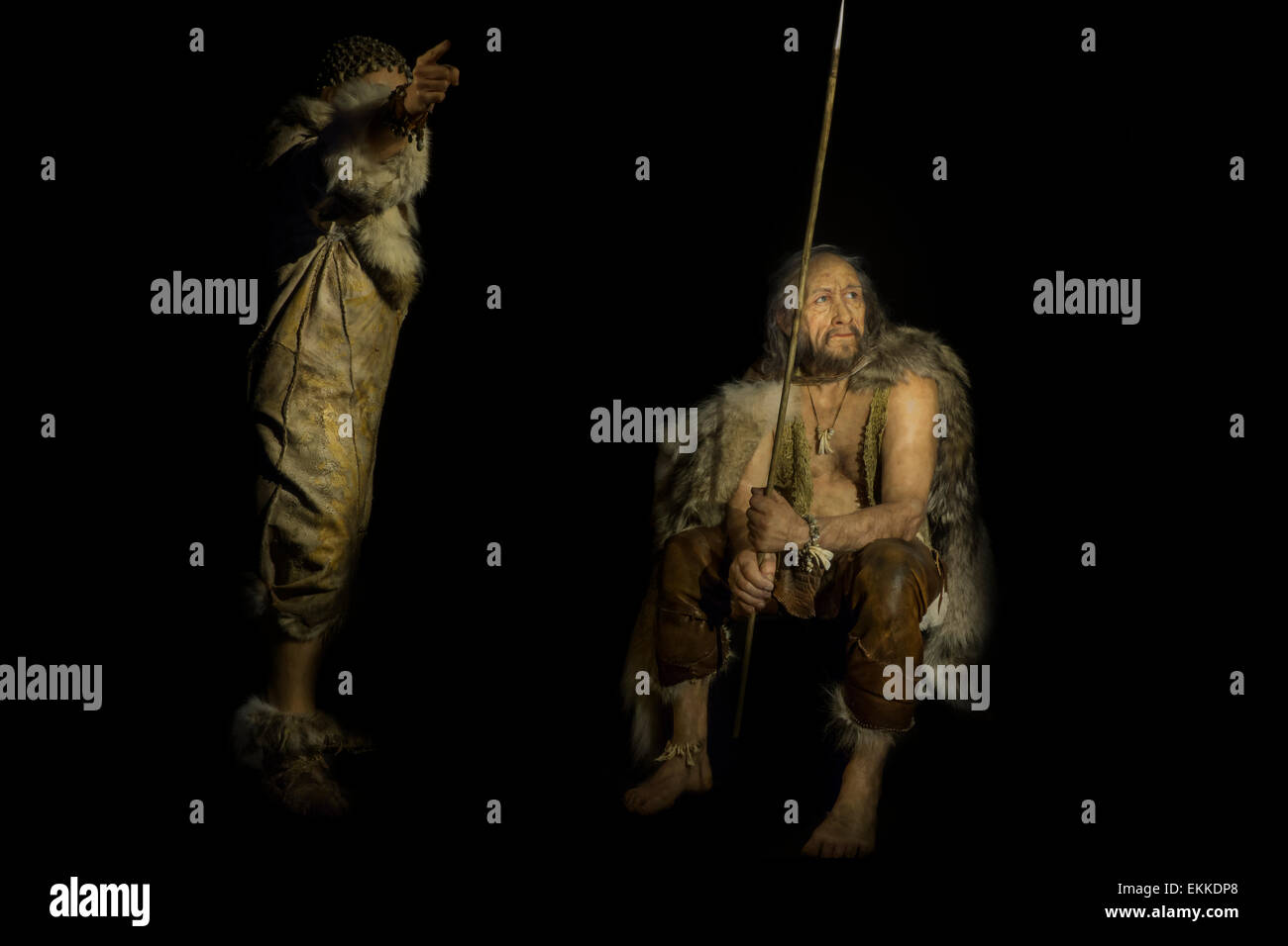 Reconstruction de Cro-Magnon hunter et les femmes sculptées par Elisabeth Daynès en exposition au musée à propos de Lascaux, France Banque D'Images