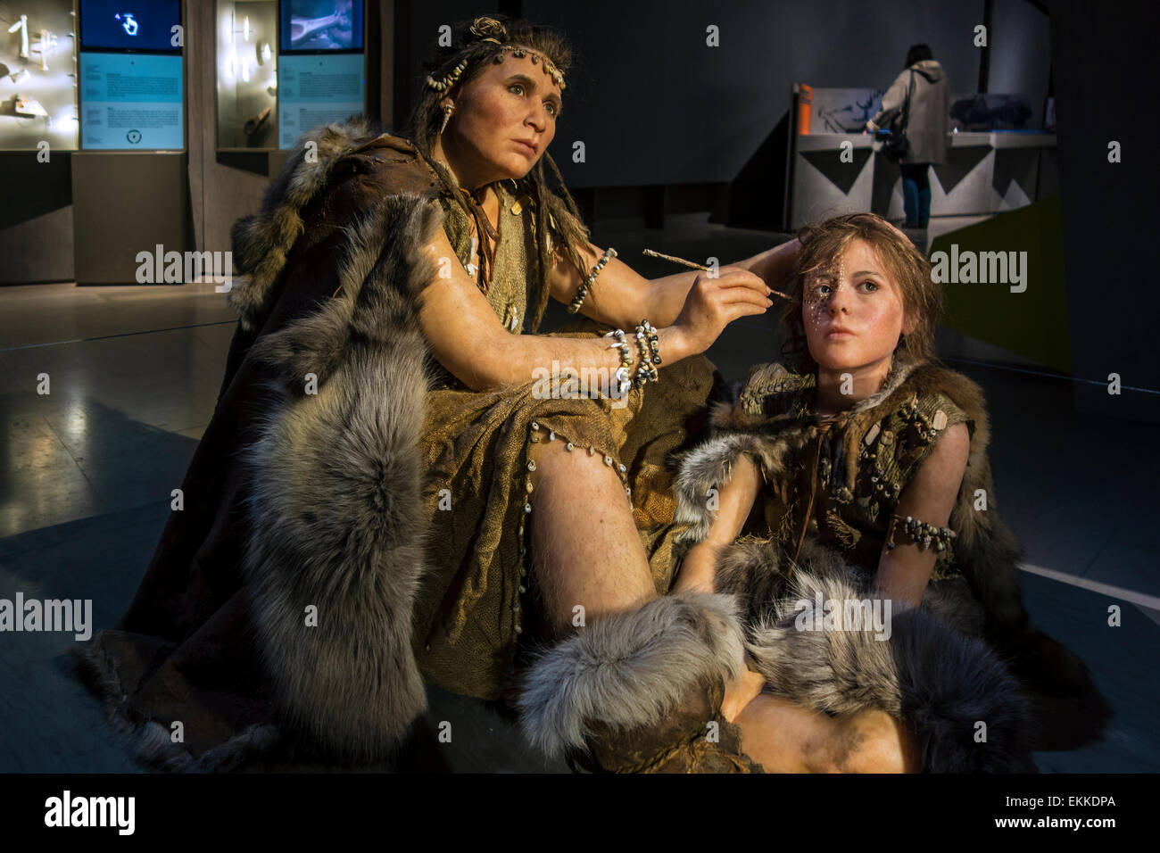 Reconstruction de Cro-Magnon femme et enfant sculpté par Elisabeth Daynès en exposition au musée à propos de Lascaux, France Banque D'Images