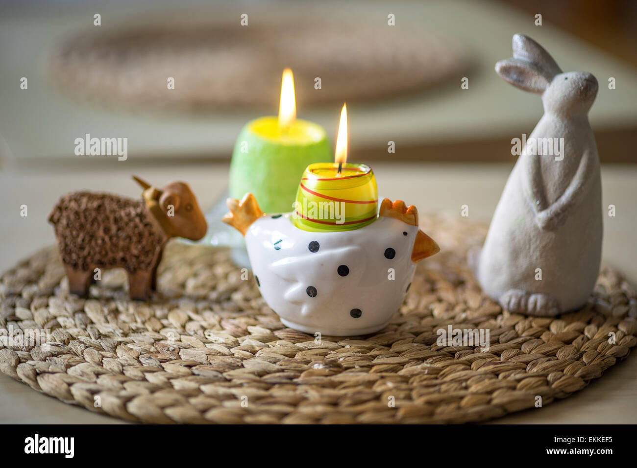 Agneau de pâques bunny figurines de poulet et brûler des bougies Banque D'Images