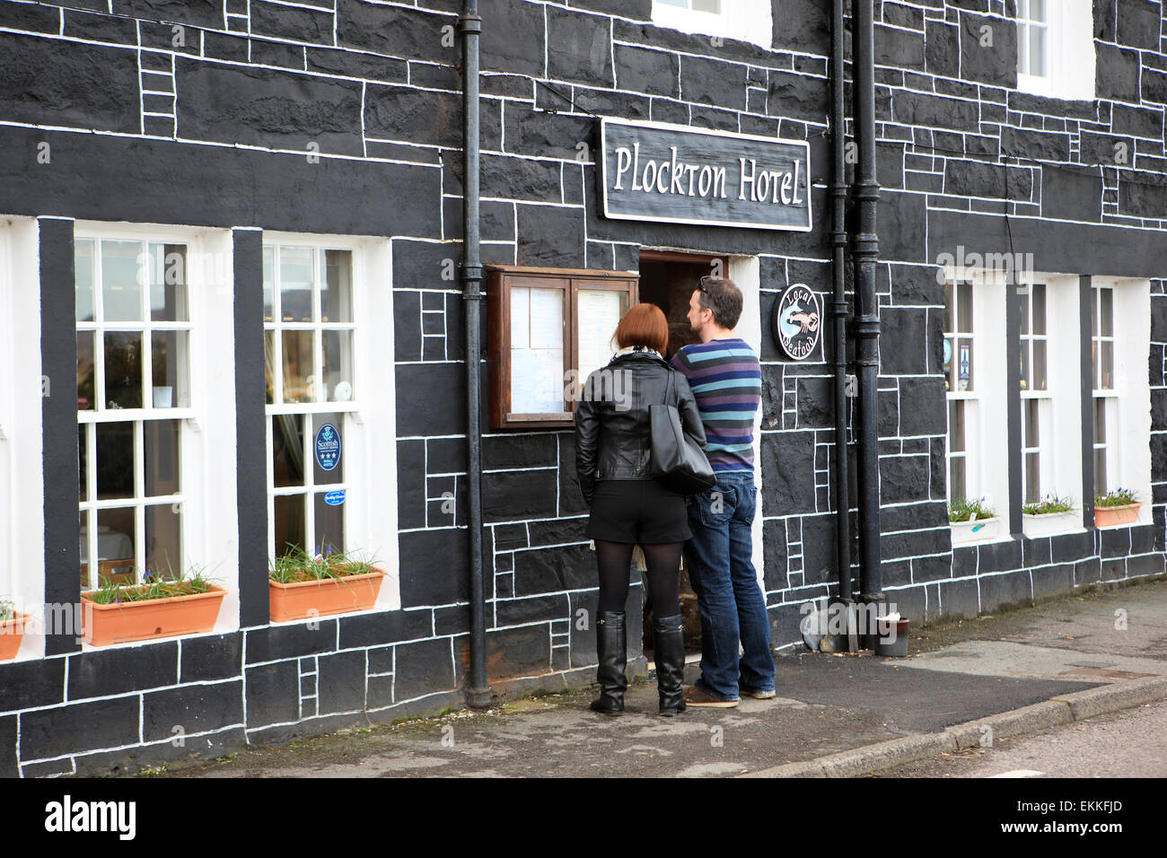 Couple à la recherche à l'extérieur du menu Hôtel Plockton Plockton, dans un petit village dans les Highlands écossais. Banque D'Images