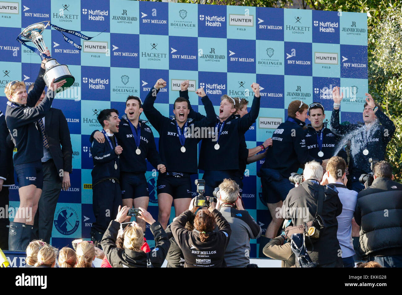 Londres, Royaume-Uni. Apr 11, 2015. Les courses de bateau de BNY Mellon 24. Mens Boat Race. La victorieuse Oxford célèbrent leur victoire. L'équipage d'Oxford - Bow : Geffen, 2 : James O'Connor, 3 : Henry Goodier, 4 : Tom Swartz, 5 : Jamie Cook, 6 : Michael DiSanto, 7 : Sam O'Connor, Course : Constantine Louloudis, Cox : Crédit : Hakim sera Plus Sport Action/Alamy Live News Banque D'Images Londres, Royaume-Uni. Apr 11, 2015. Les courses de bateau de BNY Mellon 24. Mens Boat Race. La victorieuse Oxford célèbrent leur victoire. L'équipage d'Oxford - Bow : Geffen, 2 : James O'Connor, 3 : Henry Goodier, 4 : Tom Swartz, 5 : Jamie Cook, 6 : Michael DiSanto, 7 : Sam O'Connor, Course : Constantine Louloudis, Cox : Crédit : Hakim sera Plus Sport Action/Alamy Live News Banque D'Images