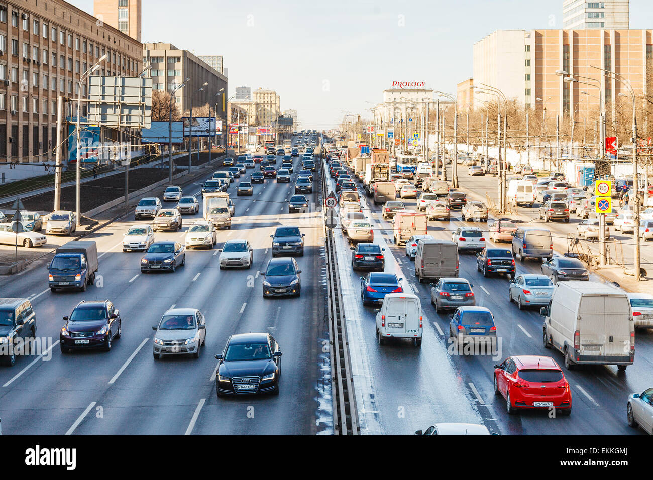 Moscou, Russie - le 27 mars 2015 : le trafic urbain sur autoroute Leningradskoye au printemps. Leningradskoye Highway est une partie de M10 Banque D'Images