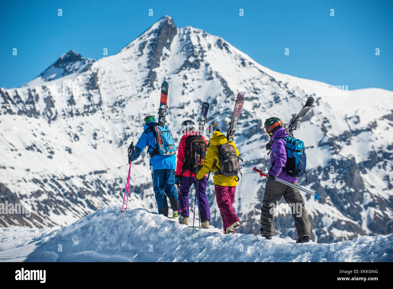 Un groupe de skieurs à pied le long d'une crête en hors piste dans le domaine skiable de Tignes dans les Alpes Françaises Banque D'Images