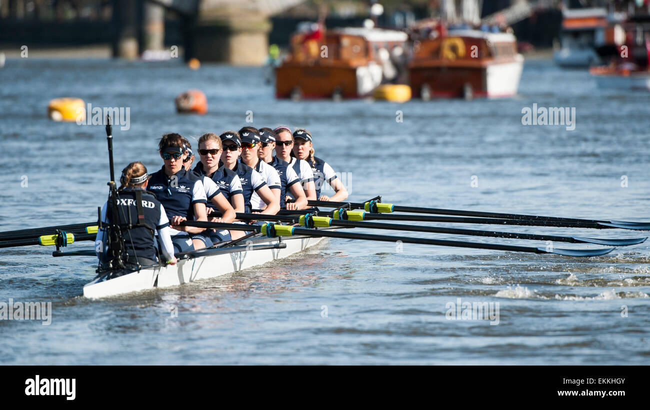 Londres, Royaume-Uni. Apr 11, 2015. Les femmes de l'Université d'Oxford ligne à la début de la Newton Women's Boat Race. OUWBC Sheske Maxie [bes], [# 2] Anastasia Chitty, [# 3] Shelly Pearson, [# 4] Lauren Kédar, [# 5] Nadine Greadel Ilberg, [# 6] Emily Reynolds, [# 7] Maddy Badcott, [AVC] Caryn Davies, [Cox] Jen Ehr. Crédit : Stephen Bartholomew/Alamy Live News Banque D'Images