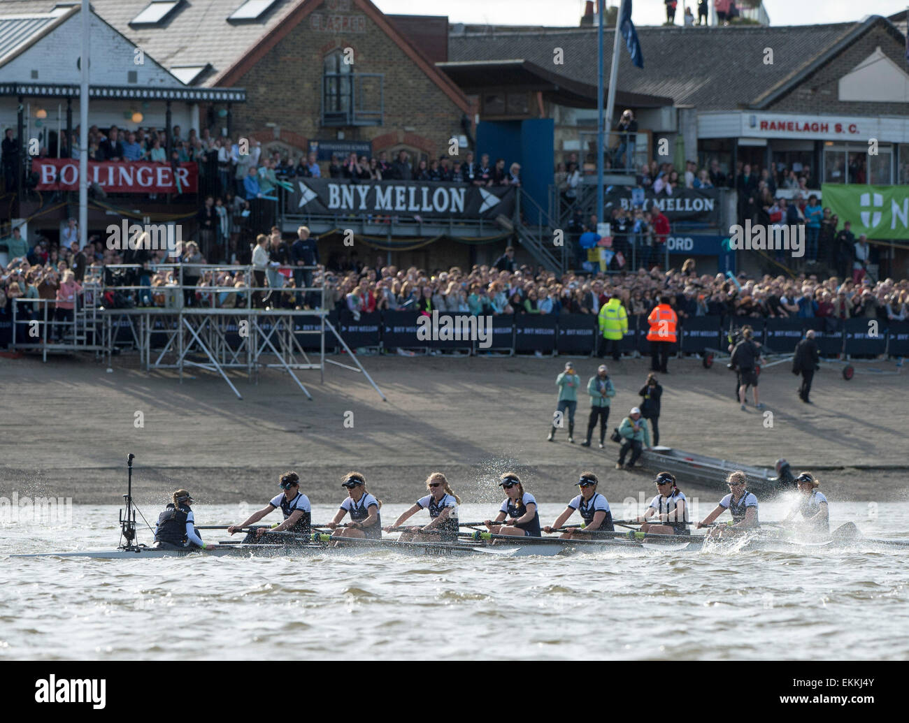 Londres, Royaume-Uni. Apr 11, 2015. Les femmes de l'Université d'Oxford Bleu Bateau au début de la course de bateau Womens Newton. OUWBC Sheske Maxie [bes], [# 2] Anastasia Chitty, [# 3] Shelly Pearson, [# 4] Lauren Kédar, [# 5] Nadine Greadel Ilberg, [# 6] Emily Reynolds, [# 7] Maddy Badcott, [AVC] Caryn Davies, [Cox] Jen Ehr. Crédit : Stephen Bartholomew/Alamy Live News Banque D'Images