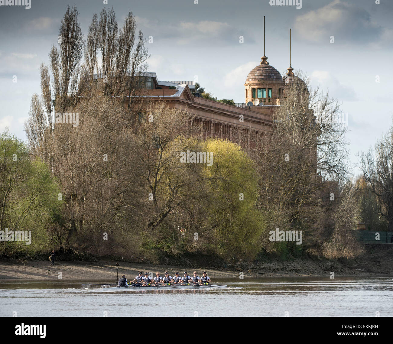 Londres, Royaume-Uni. Apr 11, 2015. Les femmes de l'Université d'Oxford Bleu Bateau passer le Harrods Depository durant la course de bateau Womens Newton. OUWBC Sheske Maxie [bes], [# 2] Anastasia Chitty, [# 3] Shelly Pearson, [# 4] Lauren Kédar, [# 5] Nadine Greadel Ilberg, [# 6] Emily Reynolds, [# 7] Maddy Badcott, [AVC] Caryn Davies, [Cox] Jen Ehr. Crédit : Stephen Bartholomew/Alamy Live News Banque D'Images