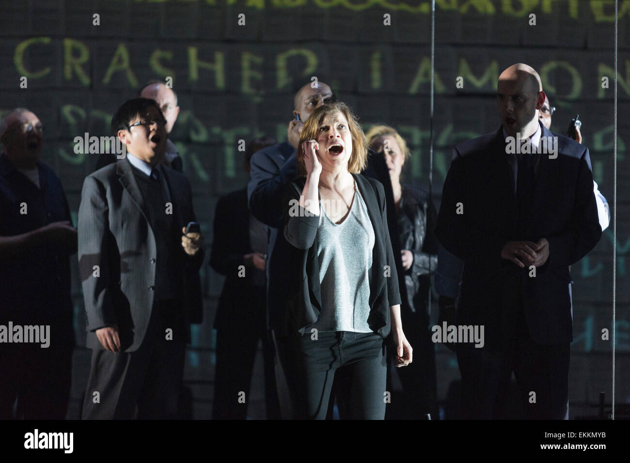 Deborah Warner dirige la première mondiale de Tansy Davies's premier opéra "entre les mondes" inspiré par les attaques terroristes sur le World Trade Center de New York le 11 septembre 2001 au Barbican Theatre, Londres, Royaume-Uni. L'opéra réalisé par Gerry Cornelius s'étendra sur 8 spectacles par le Barbican à partir du 11 avril 2015. Une production de l'English National Opera. Avec Andrew Watts comme Shaman, Eric Greene comme nettoyeur, Rhian Lois en tant que jeune femme, Clare comme agent immobilier, Presland William Morgan comme plus jeune homme, Phillip Thodes comme homme plus âgé, Susan Bickley comme Mère, Philipp Sheffield en tant que pompier et Rodney Banque D'Images