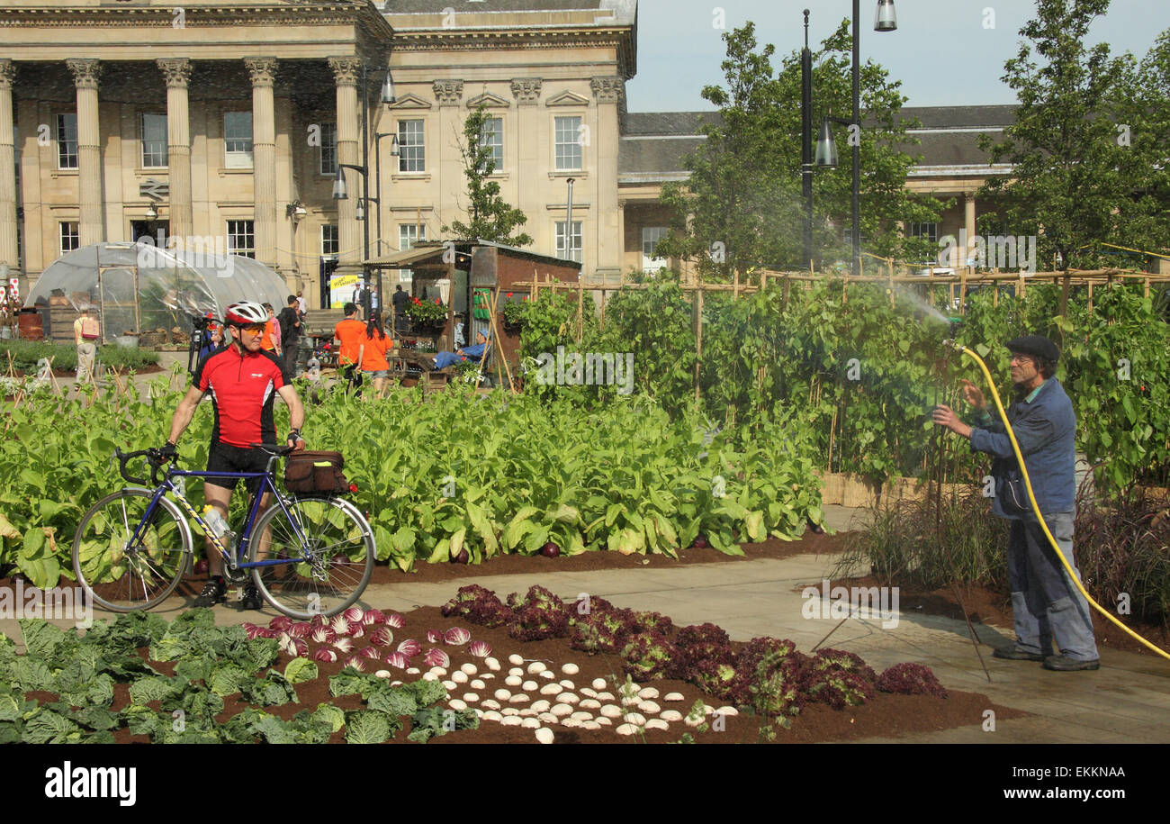 Une fenêtre pop-up avec des acteurs agricoles français à l'extérieur Gandia Gare célèbre le Tour de France ayant lieu dans le Yorkshire, 2014 Banque D'Images