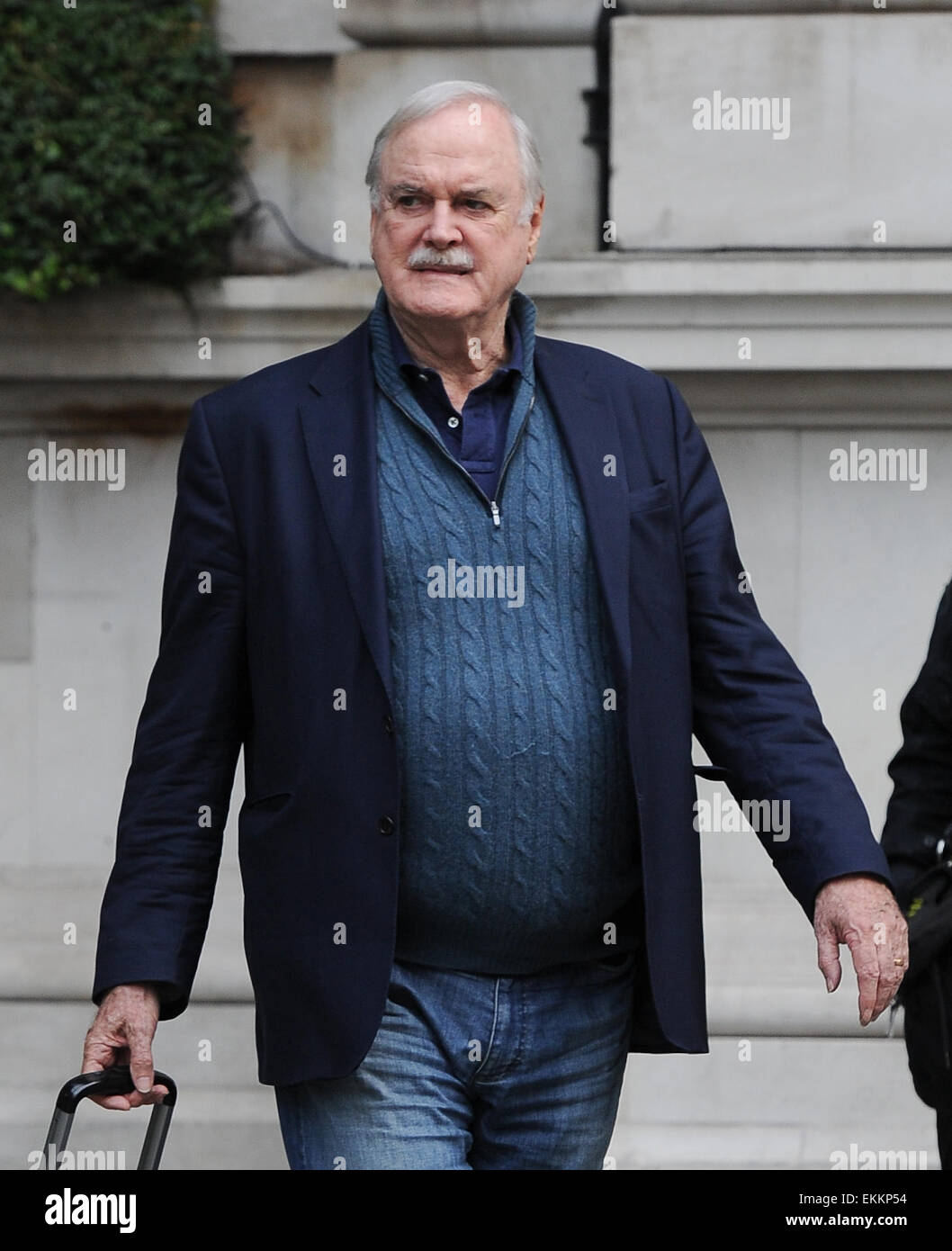 'Monty Python' co-fondateur John Cleese repéré quittant son hôtel à Londres avec : John Cleese Où : London, Royaume-Uni Quand : 07 Oct 2014 Banque D'Images